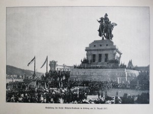 Monumental-Reiterstatue des Kaisers, begleitet von einem geflügelten Genius, am Deutschen Eck in Koblenz